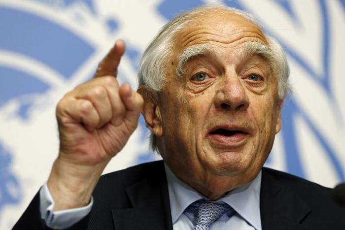 Peter Sutherland, special representative of the United Nations Secretary general for migration and development, gestures during a news conference on the current migrants crisis in Geneva, Switzerland September 8, 2015. REUTERS/Denis Balibouse - RTX1RLVL